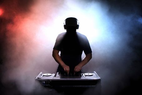 cropped-depositphotos_41679805-stock-photo-dj-silhouette-4 (1535x1024)